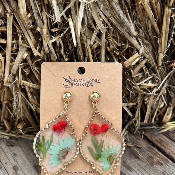 Handmade Real Pressed Dried Flower Botanical Resin
Earrings - Picture 3 of 14